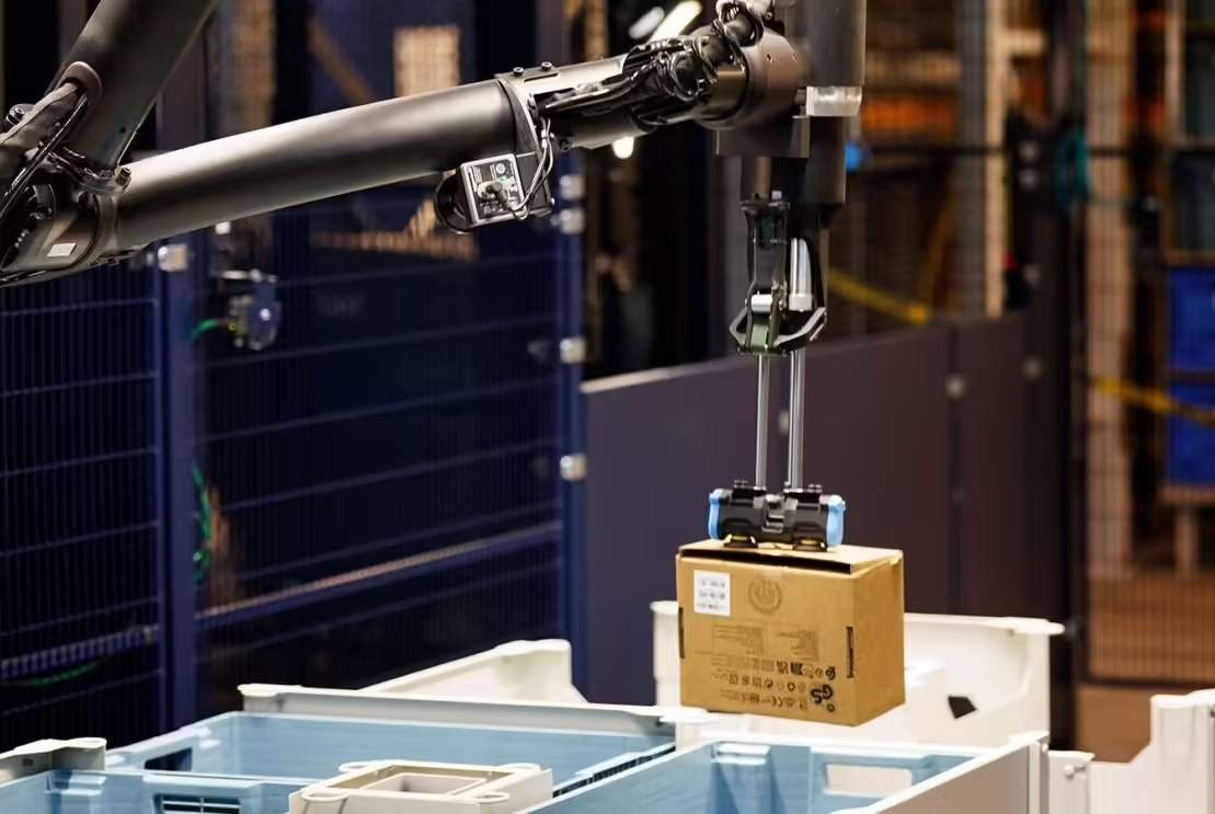 cd37b7c3j00t4kfqn00l7d000ut00knp 亚马逊澄清“用机器人取代 60 万工人岗位”:只是降本增效,不和人类抢工作