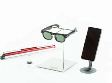 国内首款AI助盲眼镜发布 具备出行避障等功能