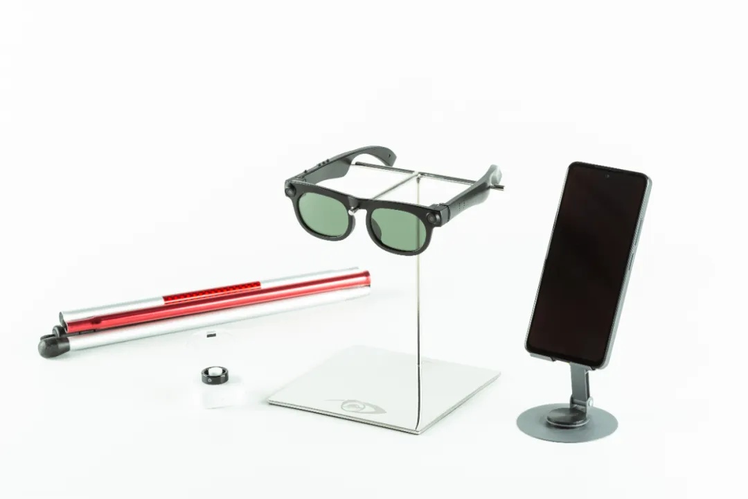 国内首款 AI 助盲眼镜登场，支持出行避障、找物读物