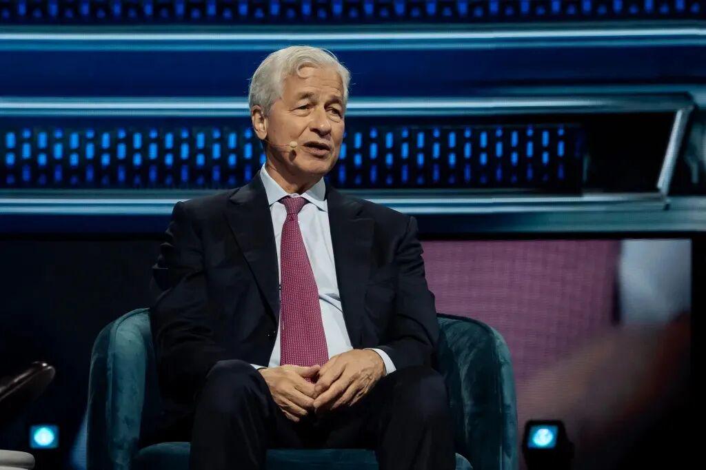 摩根大通 CEO：在 AI 时代，情商等「软技能」对就业更重要
